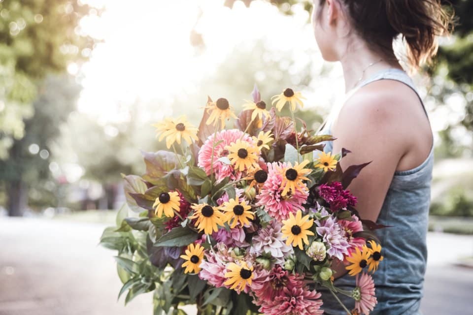 Une fleuriste prépare un bouquet dans sa boutique